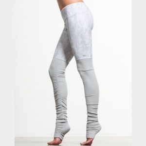 ALO Yoga Goddess Snake print white + grey
